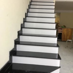 cầu thang mặt đen cổ trắng